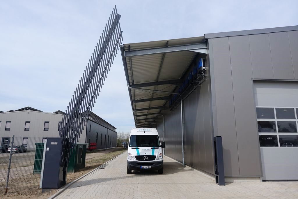 Flying Gate nach oben zu dreiviertel geöffnet