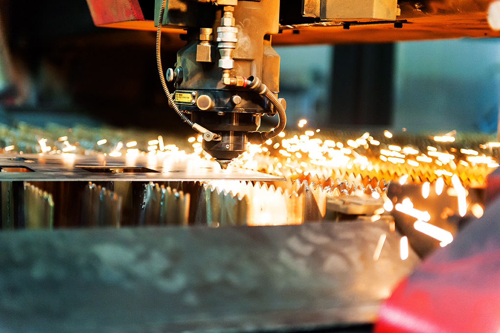 Lasertisch und Laser beim schneiden